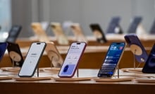 iPhone 16 and iPhone 16 Plus models are displayed at the Apple Store