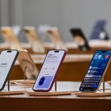 iPhone 16 and iPhone 16 Plus models are displayed at the Apple Store