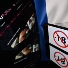 screens displaying an under-18 logo, the logo of the pornographic site Youporn and a French flag