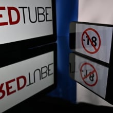 screens displaying an under-18 logo, the logo of the pornographic site Redtube and a French flag